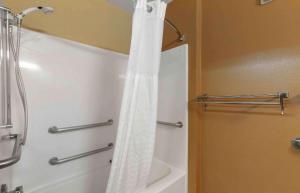 uma casa de banho com um chuveiro e uma cortina de chuveiro branca. em Extended Stay America Suites - Tampa - Airport - Spruce Street em Tampa
