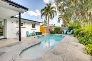 Peldbaseins naktsmītnē Pompano Beach Home with Heated Pool! vai tās tuvumā