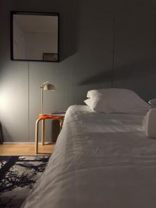 een slaapkamer met een bed en een tafel met een tv bij The Rooms Airport - 20Rooms in Vantaa