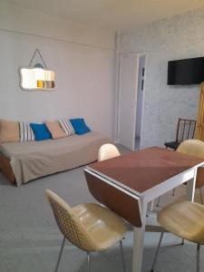 een woonkamer met een tafel en stoelen en een bank bij depto 6 personas en costa argentina in Miramar