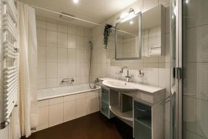 Kylpyhuone majoituspaikassa Old town apt in the heart of Thun with garden