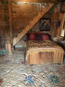 um quarto com uma cama grande num chalé de madeira em Hermosa vivienda central en el mejor lugar de Medellín em Envigado