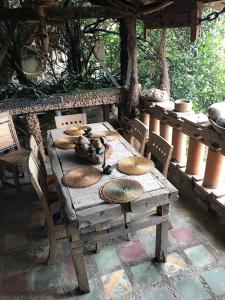 una mesa de madera con platos en el patio en Hermosa vivienda central en el mejor lugar de Medellín en Envigado