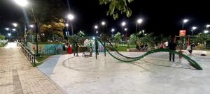 um parque infantil à noite em Hermosa vivienda central en el mejor lugar de Medellín em Envigado