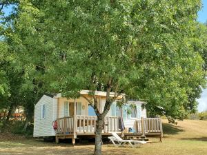 camping nature le Valenty mobil-home-Dordogne panoramique clim piscine外面的花园