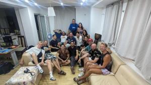 een groep mensen die op een bank in een woonkamer zitten bij Golden Age Hostel in Ohrid