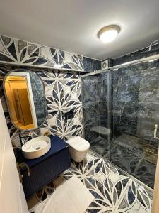 ein Bad mit einem WC, einem Waschbecken und einer Dusche in der Unterkunft ISTANBUL SUITE in Istanbul