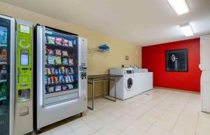 フォート・ローダーデールにあるExtended Stay America Suites - Fort Lauderdale - Cypress Creek - Andrews Aveの冷蔵庫、洗濯機が備わる客室です。
