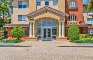 un edificio con una gran puerta delante de él en Extended Stay America Premier Suites - Fort Lauderdale - Cypress Creek - Park North, en Pompano Beach