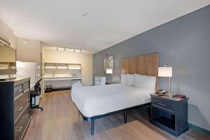 a large bedroom with a bed and a kitchen at Extended Stay America Suites - Miami - Airport - Blue Lagoon in Miami
