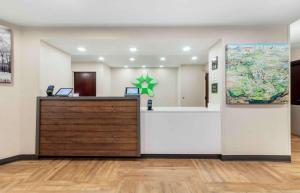 a cashier counter in a dental office at Extended Stay America Premier Suites - Miami - Airport - Doral - 87th Avenue South in Miami