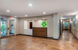 eine leere Lobby mit einem Stern an der Wand in der Unterkunft Extended Stay America Premier Suites - Miami - Coral Gables in Miami