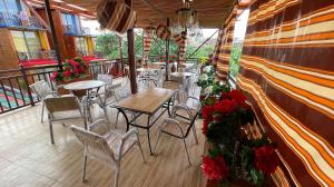 un restaurante con mesas y sillas en un balcón en Wisdom Villa, en Kumasi