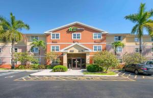 a large apartment building with a parking lot at Extended Stay America Suites - West Palm Beach - Northpoint Corporate Park in West Palm Beach