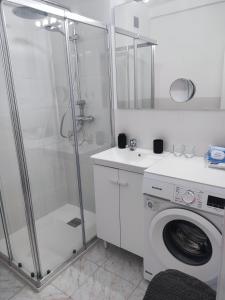 Et badeværelse på Nerja Gaviota holidays piscina y playa