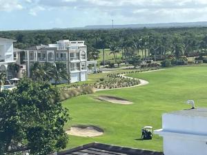 プンタ・カナにあるOcean View Penthouse at Hard Rock by Unwind Propertiesの大きな建物のあるゴルフコースの航空写真
