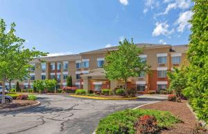 an apartment building with a street in front at Extended Stay America Suites - Boston - Burlington in Burlington