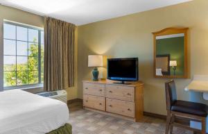 um quarto de hotel com uma cama e uma televisão em Extended Stay America Suites - Boston - Burlington em Burlington