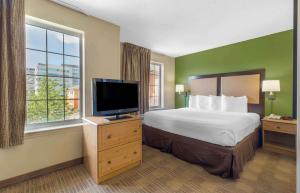 霍姆弗斯的住宿－美國延時居住酒店- 波士頓- 伯靈頓，配有一张床和一台平面电视的酒店客房