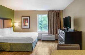 マールボロにあるExtended Stay America Suites - Boston - Marlboroughのベッド1台、薄型テレビが備わるホテルルームです。