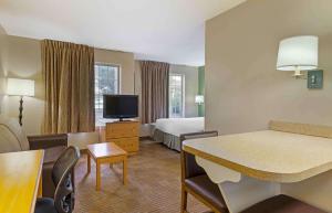 una camera d'albergo con letto e TV di Extended Stay America Suites - Boston - Marlborough a Marlborough