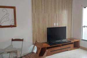 sala de estar con TV y mesa de cristal en Morada do sol, en Arraial do Cabo