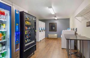een kamer met een koelkast met drankjes erin bij Extended Stay America Suites - Boston - Tewksbury in Tewksbury