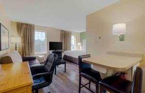 um quarto de hotel com uma cama, uma mesa e cadeiras em Extended Stay America Suites - Boston - Waltham - 52 4th Ave em Waltham