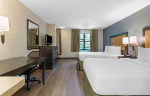 Habitación de hotel con 2 camas y escritorio en Extended Stay America Suites - Foxboro - Norton en Norton
