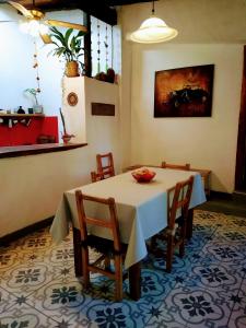 uma sala de jantar com mesa e cadeiras em Casitas del Cerro em Chacras de Coria