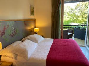een slaapkamer met een groot bed en een balkon bij Casa Dolce Casa Ruvo in Ruvo di Puglia