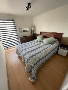 a bedroom with a large bed and a window at Hermoso Depto Centrico in Rancagua