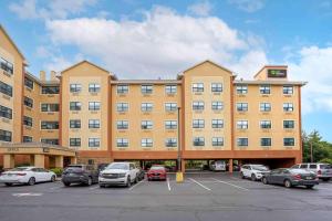 um grande edifício com carros estacionados num parque de estacionamento em Extended Stay America Suites - Meadowlands - Rutherford em Rutherford