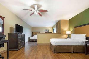 Rúm í herbergi á Extended Stay America Suites - Meadowlands - Rutherford