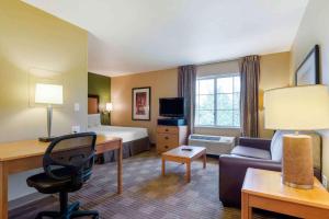 um quarto de hotel com um quarto com uma cama e um sofá em Extended Stay America Suites - Piscataway - Rutgers University em Randolphville
