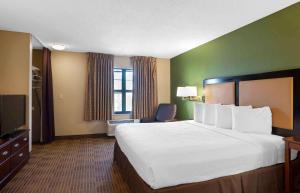 um quarto de hotel com uma cama grande e uma televisão em Extended Stay America Suites - Piscataway - Rutgers University em Randolphville