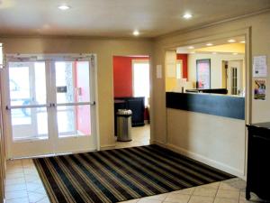 eine Lobby mit offener Tür zu einem Geschäft in der Unterkunft Extended Stay America Suites - Meadowlands - East Rutherford in East Rutherford