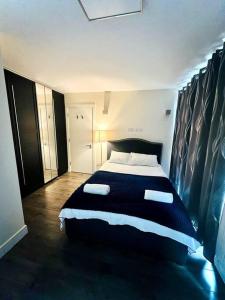 a bedroom with a large bed in a room at Luxurious 2 Bedroom flat in Central London in London