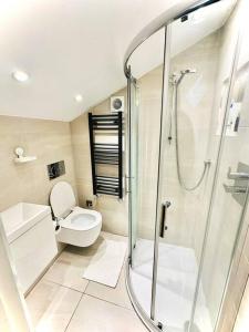 a bathroom with a toilet and a shower at Luxurious 2 Bedroom flat in Central London in London