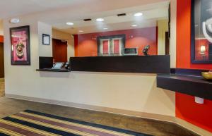 un vestíbulo con un mostrador con dos ordenadores portátiles en Extended Stay America Suites - Ramsey - Upper Saddle River en Ramsey