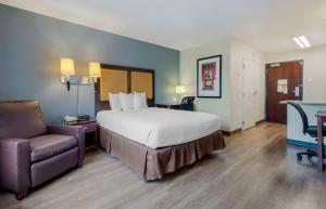 Pokój hotelowy z łóżkiem i krzesłem w obiekcie Extended Stay America Suites - Ramsey - Upper Saddle River w mieście Ramsey