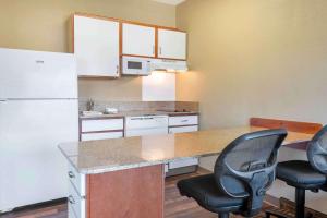 Kuchyň nebo kuchyňský kout v ubytování Extended Stay America Suites - Secaucus - New York City Area