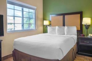 Postel nebo postele na pokoji v ubytování Extended Stay America Suites - Secaucus - New York City Area