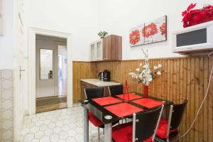 ブダペストにあるChain Bridge apartmentのキッチン(ダイニングルームテーブル、赤いテーブルクロス付)