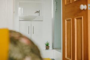 Galeri foto Luxury Private Suite-Parking, Courtyard & Wi-Fi di Caldicot