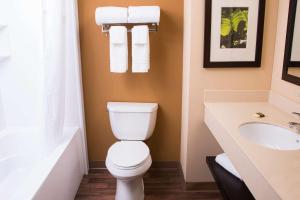 Extended Stay America Suites - Portland - Scarborough في سكاربورو: حمام مع مرحاض ومغسلة