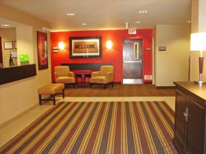 una hall con sala d'attesa con tavolo e sedie di Extended Stay America Suites - Hartford - Meriden a Meriden