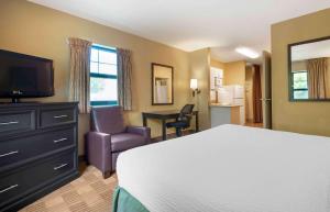 um quarto de hotel com uma cama e uma cadeira em Extended Stay America Suites - Secaucus - Meadowlands em Secaucus