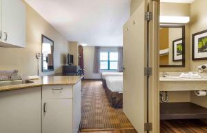 uma cozinha com um lavatório e uma cama num quarto em Extended Stay America Suites - Secaucus - Meadowlands em Secaucus