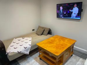 A seating area at Garden home, Guest House